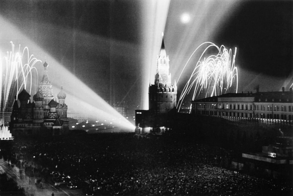 Салют на парад 1945 года