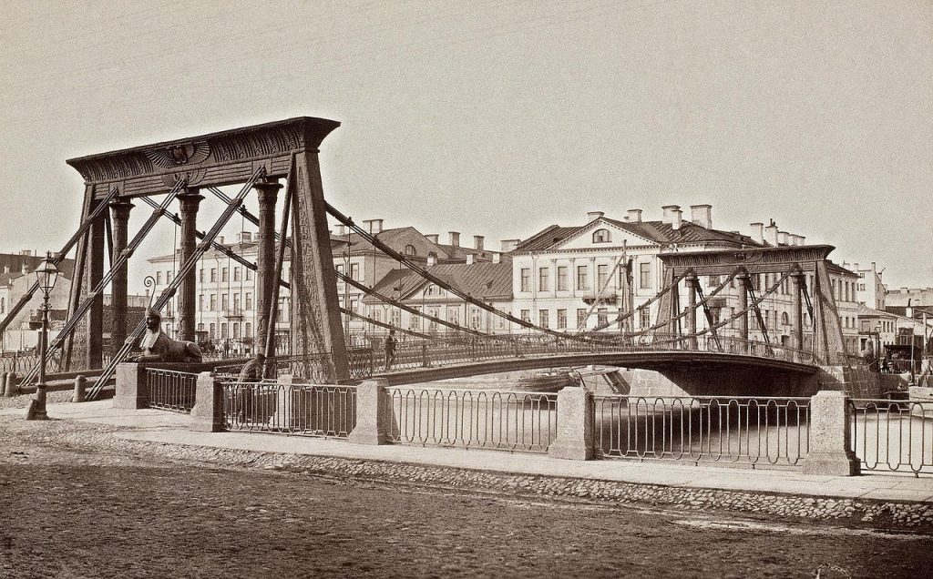 Египетский мост в Санкт-Петербурге, разрушившийся из-за резонанса.