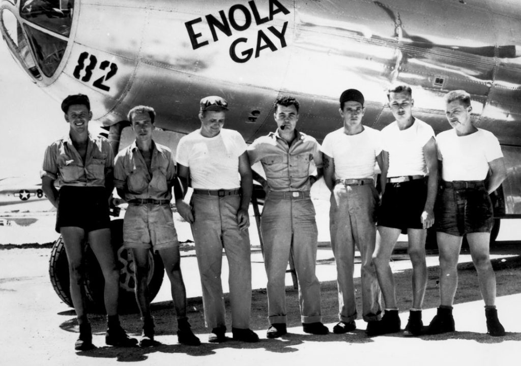 Экипаж бомбардировщика Enola Gay. Enola Gay - имя матери командира экипажа.