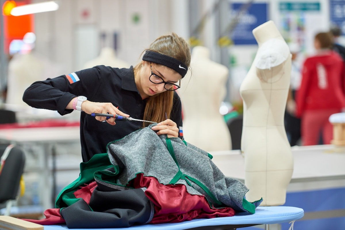 Куда можно поступить после 9 класса девочке/девушке